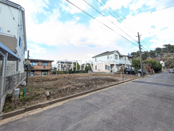 接道状況および現場風景　【日野市南平１丁目】
季節を問わず賑わいをみせる街を背景に広がる住宅エリア。天高い青空を見上げて建つ姿は、静かな住宅街に溶け込みながらやさしい香りを放つことでしょう。