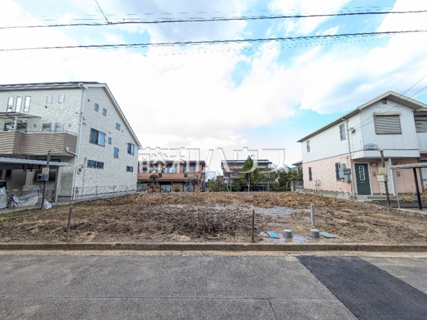 現地写真　【日野市南平１丁目】
戸建住宅が立ち並ぶ住宅地。静かな時間の流れ。ゆっくりと傾きを変えていく陽の光が清楚な家々を色鮮やかに演出してくれます。