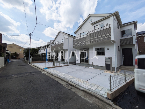 接道状況および現場風景　【三鷹市北野２丁目】
周囲に高い建物のないエリアのため、空が大きく感じます。　