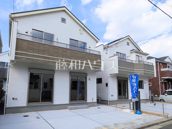 現場風景　【三鷹市北野２丁目】
生活に溶け込むシンプルなデザインの外観が魅力の新邸です。　