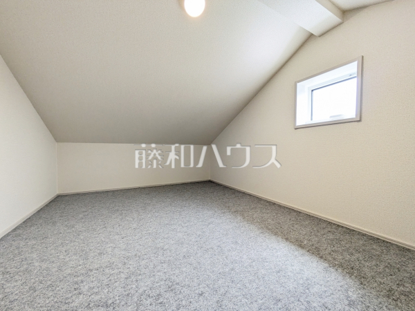 2号棟　グルニエは季節物やスーツケースなど、かさばる物の収納に役立ちます。　【三鷹市北野２丁目】