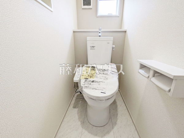 2号棟　トイレはウォッシュレット付き、窓を設けた明るい空間で換気も可能　【三鷹市北野２丁目】