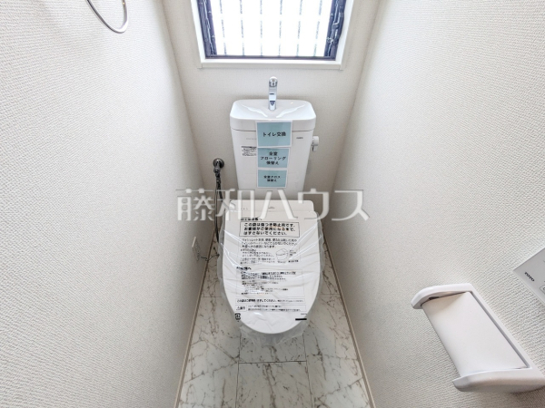 各階にトイレがあると、階段の上り下りをせずに済むため就寝時なども便利です。　【朝霞市大字浜崎】