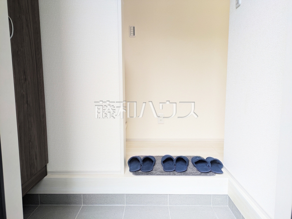 玄関　【富士見市渡戸３丁目】