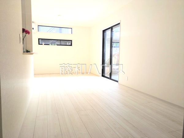 リビング　【富士見市渡戸３丁目】
家族の存在を近くに感じ、心安らぐこの空間はいつも心地よく、気が付けば楽しい一日が終わろうとしている、そんな憩いのリビングです。　