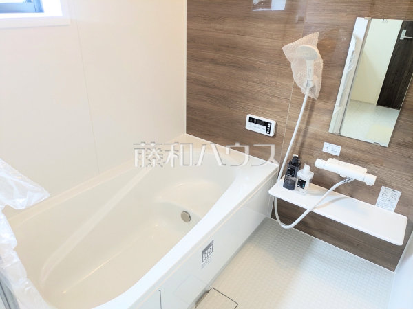 浴室　【富士見市渡戸３丁目】
一日の疲れを癒す、優しい色合いのバスルーム　