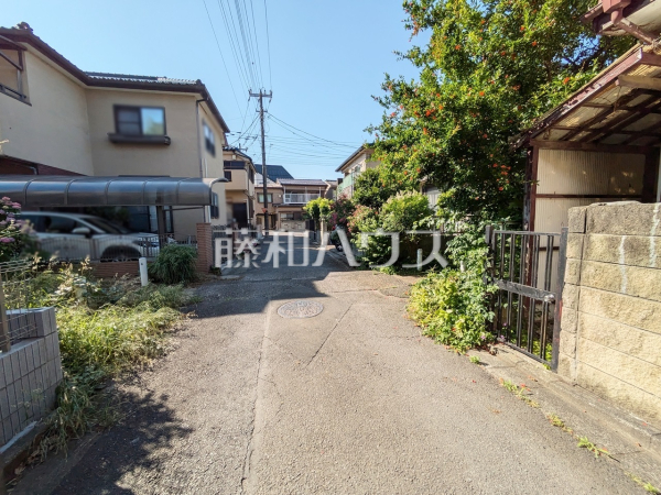 接道状況および現場風景　【富士見市渡戸３丁目】
お住まい探しは、家の良し悪しだけでなく周辺環境も重要なポイントです。ぜひ一度お客様の目でご覧ください。　