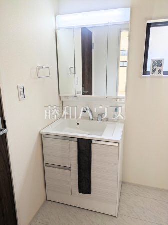 洗面室　【富士見市渡戸３丁目】
三面鏡付きの洗面台。鏡の裏にも収納があり、歯ブラシや化粧品等もすっきり収納できます。　