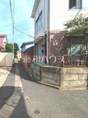接道状況および現場風景　【稲城市東長沼】
前面道路に入るための道の幅は約1.8mしかないため、お車をご利用される場合は、近隣の駐車場をお探しいたします。