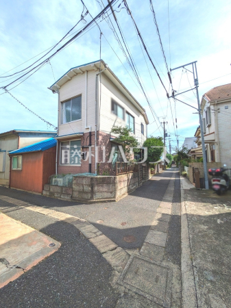 接道状況および現場風景　【稲城市東長沼】
前面道路に入るための道の幅は約1.8mしかないため、お車をご利用される場合は、近隣の駐車場をお探しいたします。