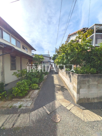 接道状況および現場風景　【稲城市東長沼】
前面道路に入るための道の幅は約1.8mしかないため、お車をご利用される場合は、近隣の駐車場をお探しいたします。
