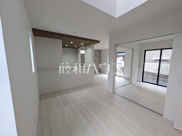 リビング　【春日井市東神明町２丁目】