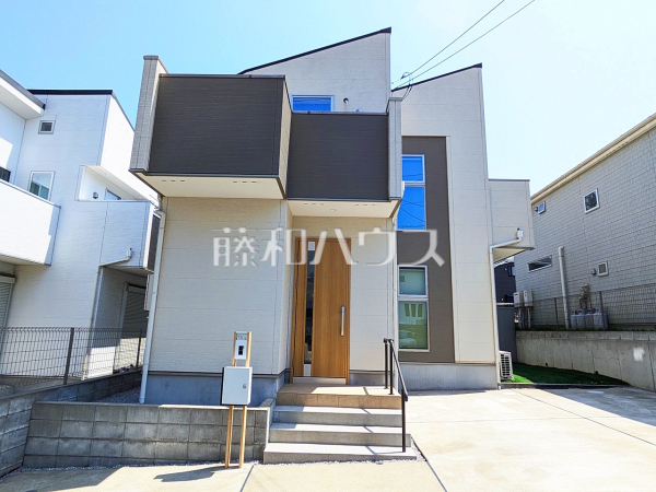 外観　【八王子市石川町】
戸建住宅が立ち並ぶ閑静な住宅地。静かな時間の流れ。ゆっくりと傾きを変えていく陽の光が清楚な家々を色鮮やかに演出してくれます。　