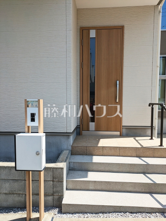 玄関　【八王子市石川町】
玄関はお家の顔！お客様をお出迎えする玄関アプローチをオシャレに飾ってみてはいかがでしょうか。　