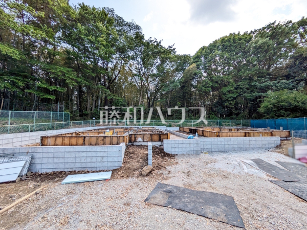 ≪現場風景≫ 来客時や駐輪スペースとしても利用可能なカースペース2台可（車種による） のプラン。　【稲城市平尾２丁目】