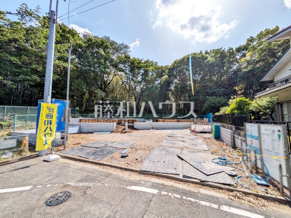 ≪現場風景≫小田急多摩線「五月台」駅 徒歩11分！この恵まれたロケーションによる幸福感は、毎朝の通勤時にしっかりと感じられるのではないでしょうか。　【稲城市平尾２丁目】