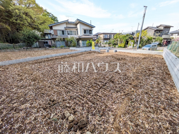 ≪2号棟　外観≫ 大きなソファーを置いても圧迫感がない約20帖の広々LDKを設計。窓からは陽光をたっぷり採り込み、明るく快適な団らん空間となっております。 　【稲城市平尾２丁目】