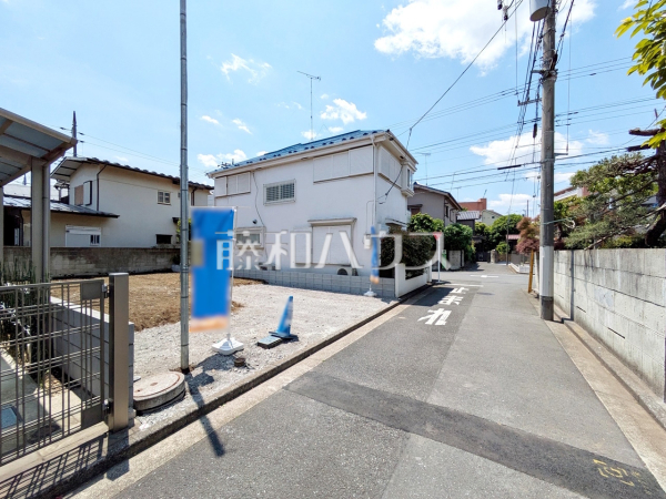 接道状況および現場風景　【立川市栄町１丁目】前面道路は4m。周辺は落ち着いた雰囲気の住宅地です。小さなお子様がいるご家庭も安心です。 