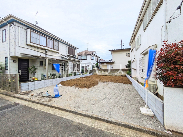現地写真　【立川市栄町１丁目】 戸建住宅が立ち並ぶ住宅地。静かな時間の流れ。ゆっくりと傾きを変えていく陽の光が清楚な家々を色鮮やかに演出してくれます。 