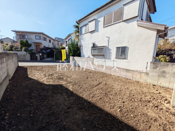≪現地写真≫  きれいに整備された敷地。これから夢の新邸がここに建ちます。　【調布市深大寺東町６丁目】