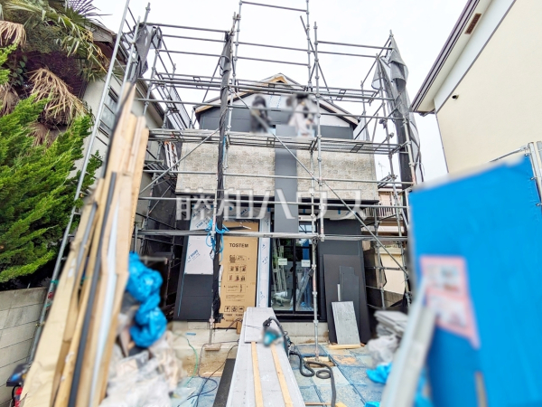 ≪現地外観≫足場が外れて実際の外観が見えてきました。完成までもう少しです。　　【調布市深大寺東町６丁目】