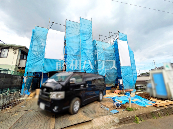 １号棟　外観　【昭島市福島町１丁目】 リビングに床暖房を標準装備。家族の集まる空間を暖めます。 