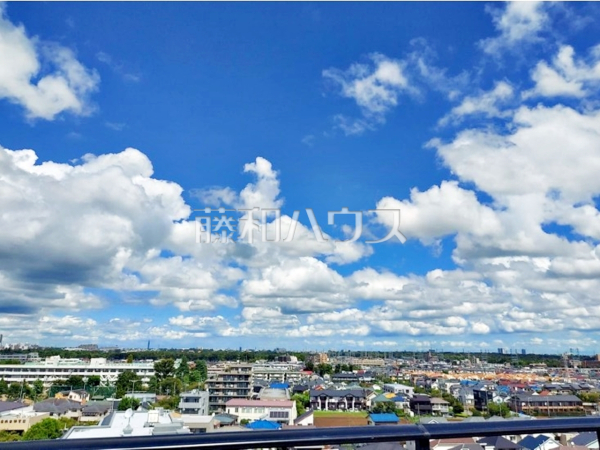 住戸からの眺望写真　【マイキャッスル府中白糸台】
豊かな緑・澄んだ青い空は、表情豊かに四季折々の景観を楽しませてくれることでしょう。この場所から新しい家族の時間を紡いでくれます。