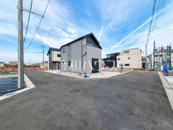 接道状況および現場風景　【昭島市武蔵野２丁目】 見学はしたいけど、なかなか時間が取れない・・・そんな方に出勤前や仕事終わりにマイホームを見学できるサポートをいたします 
