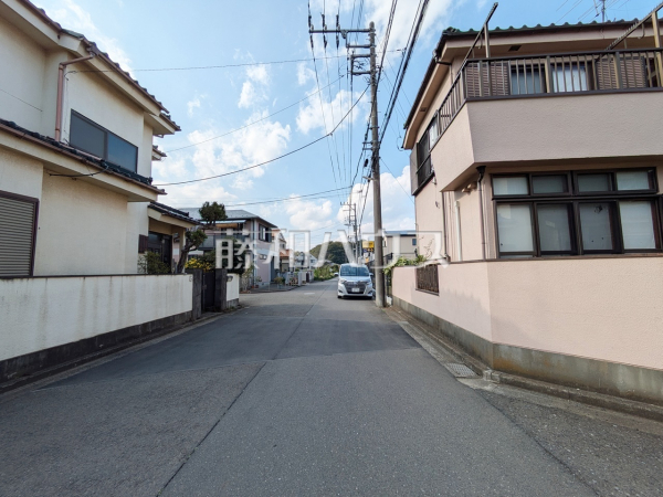 南西側公道は幅員6.0mあり、交通量も少なく解放感がございます。
接道状況および現場風景　【清瀬市中里５丁目】