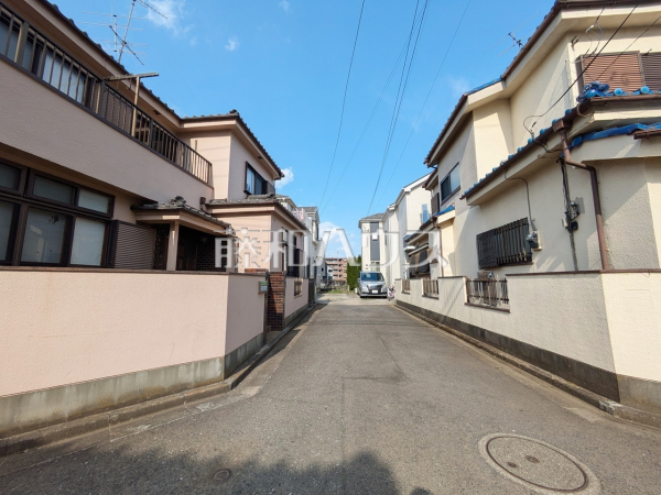 南東側公道は幅員4.2ｍあり、陽当たり良好です。
接道状況および現場風景　【清瀬市中里５丁目】