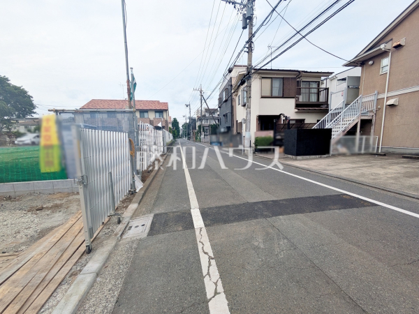 ≪接道状況≫前面道路はゆとりの6m。車の出し入れも楽々です。【狛江市西野川４丁目】