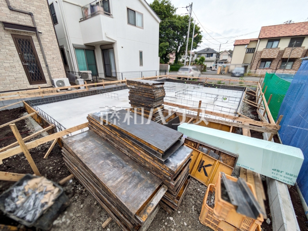 ≪1号棟　外観≫洗面室にはバスタオルや洗面具などをきれいに整理できるリネン庫を設置しました。 洗面室・浴室・収納がコンパクトにまとまっているので、効率よく家事ができます。 　【狛江市西野川４丁目】