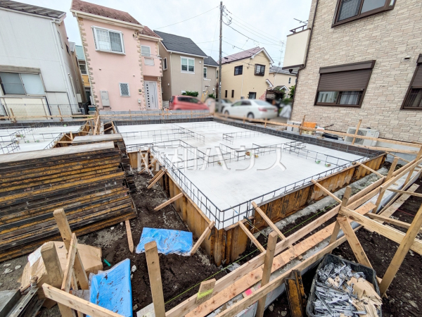 ≪2号棟　外観≫家族の集まるLDKはゆったり約21.6帖を設計。床暖房も完備しているので足元ぽかぽか、家族の集まる空間を暖めます。 　　【狛江市西野川４丁目】