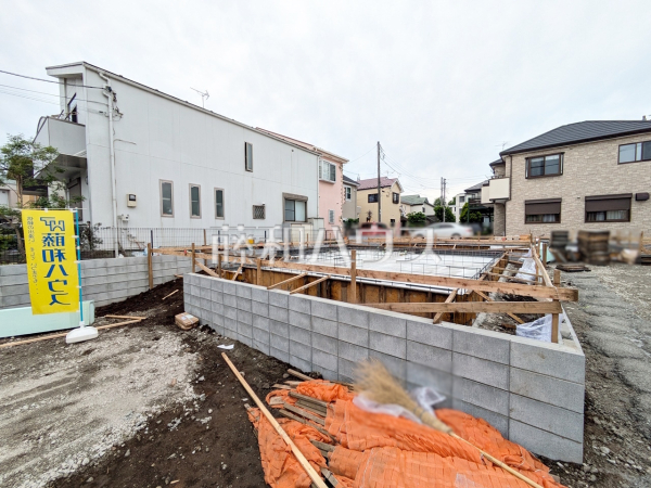 ≪3号棟　外観≫ 敷地面積約135.18㎡とゆとりある広さで、並列3台駐車可能なカースペース（車種による）は、車を置かない際には自転車を置いたり、フリースペースとしても有効活用できます。 【狛江市西野川４丁目】