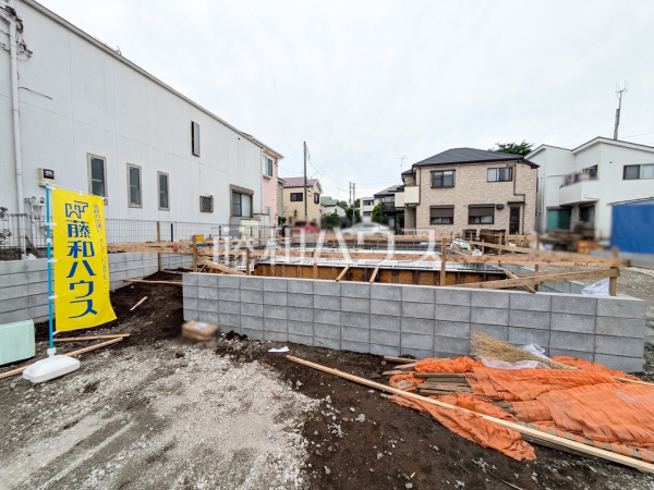 ≪3号棟　外観≫ 対面キッチンやリビングに階段を配置しました。いつでも家族の顔が見えるのがメリットとして喜ばれています。 　【狛江市西野川４丁目】