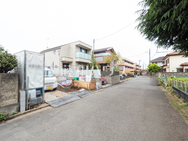 接道状況および現場風景　【国立市青柳１丁目】 周辺環境はもちろん、日当たりや設備仕様など、実際に行ってみないと分からないことも多くございます。ご案内いたしますので、お気軽にお問い合わせください。 