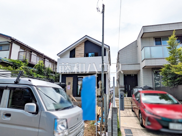 足場が外れて実際の外観が見えてきました。完成までもう少しです。　【国立市青柳１丁目】
