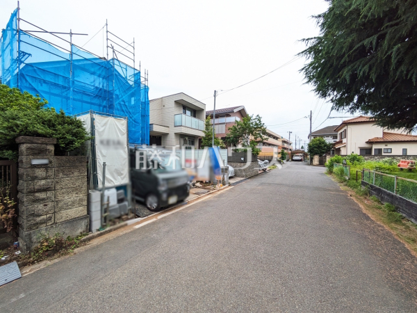 接道状況および現場風景　【国立市青柳１丁目】 周辺環境はもちろん、日当たりや設備仕様など、実際に行ってみないと分からないことも多くございます。ご案内いたしますので、お気軽にお問い合わせください。  