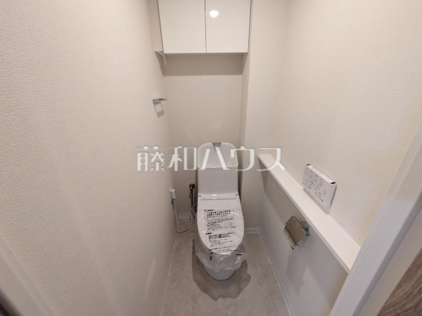 ≪トイレ≫トイレはいつまでも清潔な空間を保てるように、目に留まるだけではなく、汚れを拭き取り易いフロアと壁紙にしました。【フォルスコート調布】　
