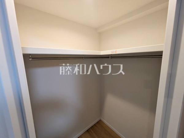 ≪収納≫大容量のウォークインクローゼットでお部屋をスッキリきれいに保てます。【フォルスコート調布】