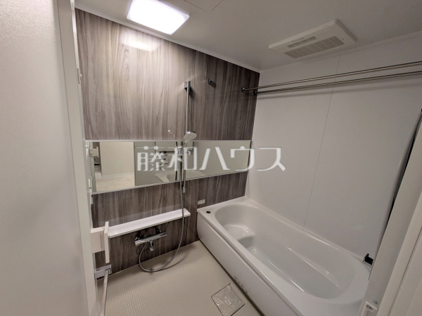≪浴室≫落ち着いた色合いで疲れたからだを癒す、贅沢なくつろぎ空間です。【フォルスコート調布】　