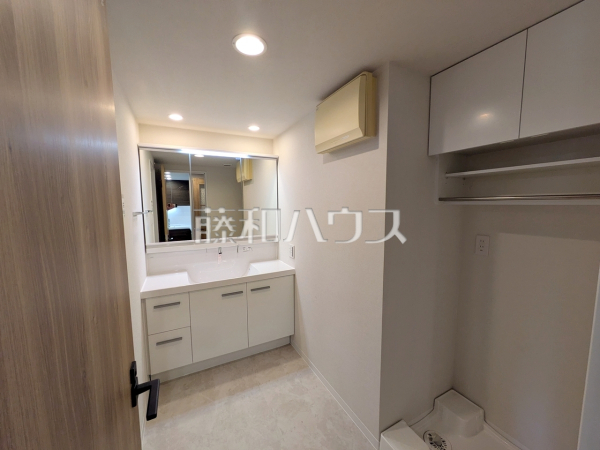 ≪洗面所≫洗面化粧台のボウルは汚れにくく、幅も広めでお掃除も楽々できます。　【フォルスコート調布】