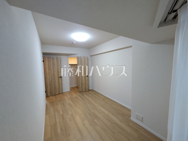 ≪居室≫木目が美しいウッディなフローリングの居室は、穏やかで心安らぐ空間となるでしょう。【フォルスコート調布】