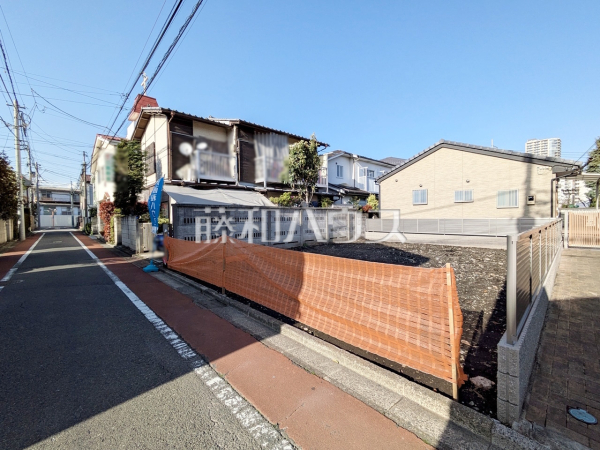 接道状況および現場風景　【三鷹市上連雀２丁目】 当社オリジナルの注文住宅サポートシステム「セレシス」で、信頼のおける大手ハウスメーカーのご紹介も承ります。 