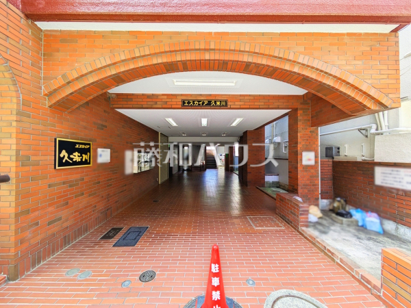 エントランス　【エスカイア久米川】
心地良さの中にも洗練を感じさせる、住まう方をやさしく出迎えるエントランス　