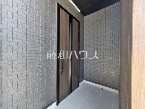 2号棟　玄関　【春日井市東野町西２丁目】