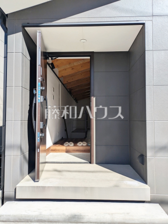 C号棟　玄関　【世田谷区上祖師谷６丁目】