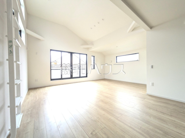 リビング　【小平市小川西町５丁目】