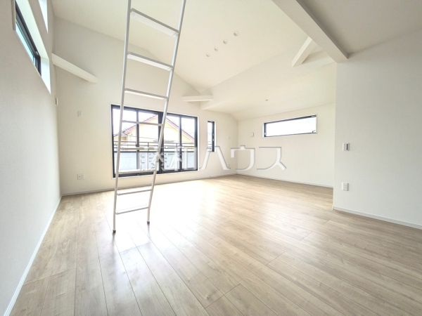 リビング　【小平市小川西町５丁目】