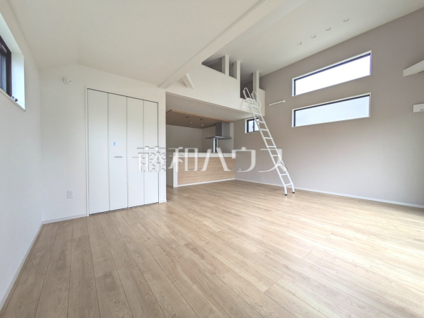 リビング　【小平市小川西町５丁目】
